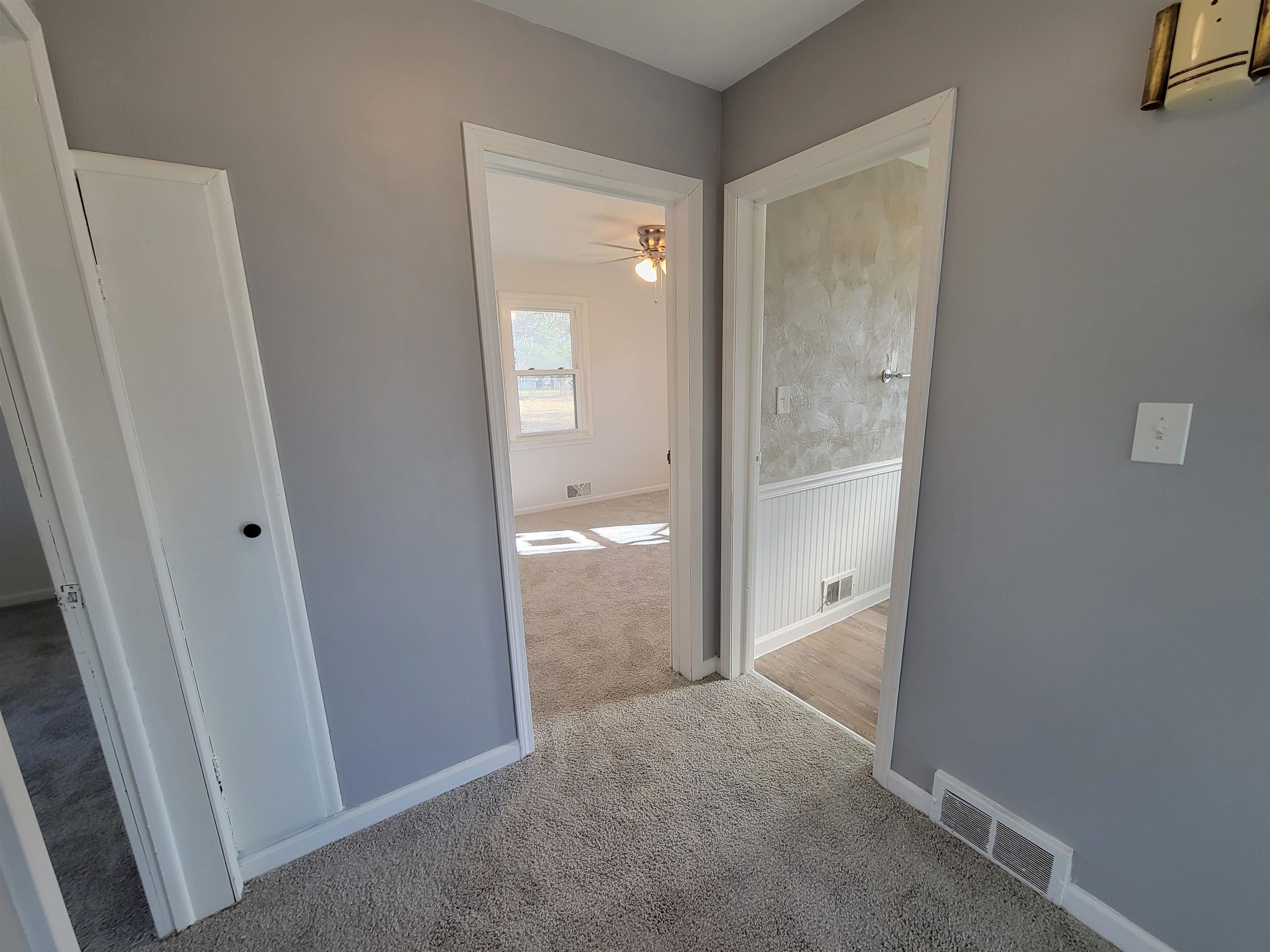 1352 Chartres Street LaSalle, IL 61301 - Photo 21 of 32 an empty room with mirror in it