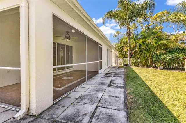 a view of back yard of the house