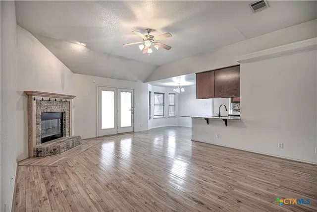 a view of livingroom and hardwood floor