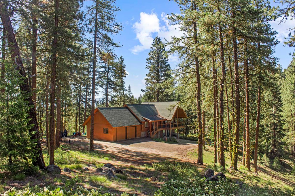 1650 Crown Point Parkway Cascade, ID 83611 - Photo 31 of 40 Hot Tub & Deck Off Daylight Basement