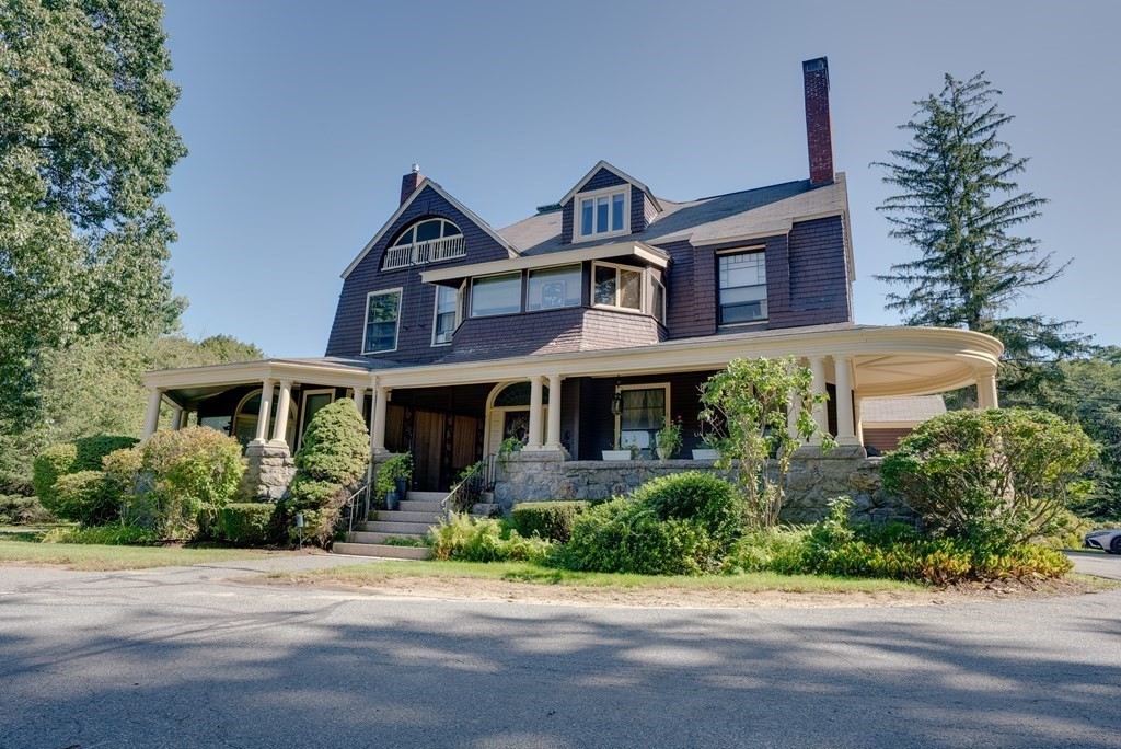 156 Chestnut Street, Unit 6 North Andover, MA 01845 - Photo 26 of 27 front view of a house