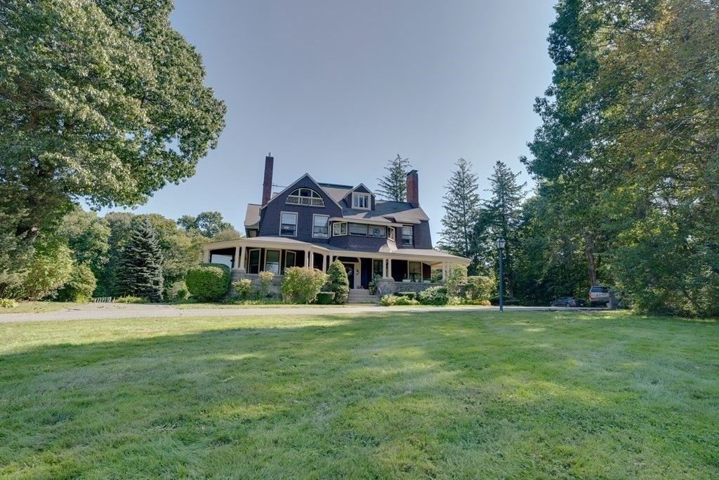 156 Chestnut Street, Unit 6 North Andover, MA 01845 - Photo 27 of 27 a front view of a house with a garden