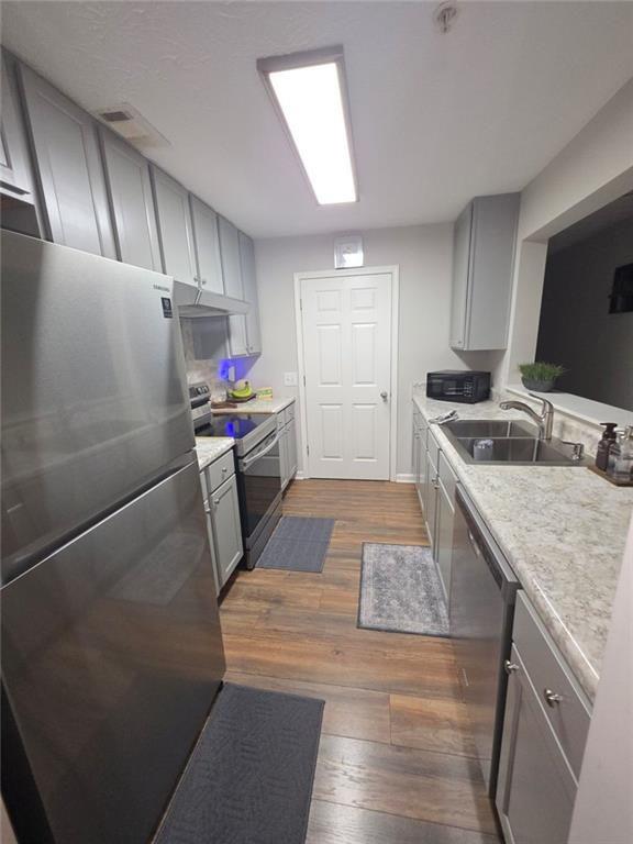 6102 Fairington Ridge Circle Lithonia, GA 30038 - Photo 6 of 22 a kitchen that has a sink and a refrigerator
