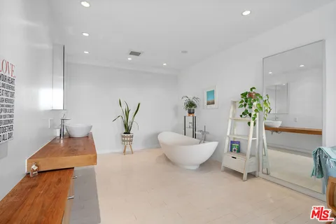 $1,150,000 | 2385 Roscomare Road, Unit F10, Los Angeles, CA 90077