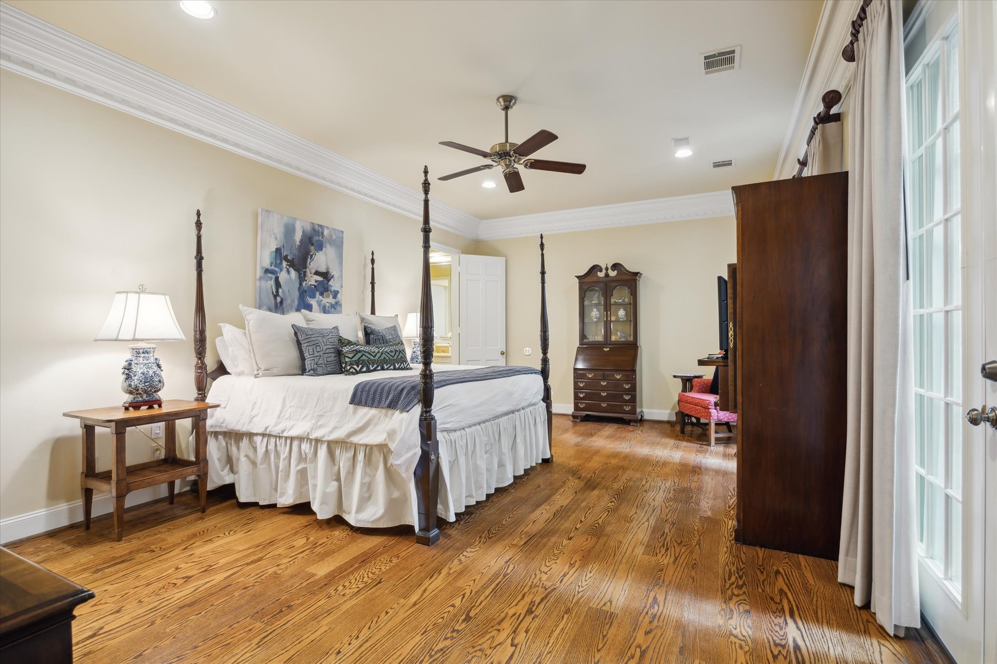 345 Knipp Road Bunker Hill Village, TX 77024 - Photo 23 of 42 Primary Bedroom
