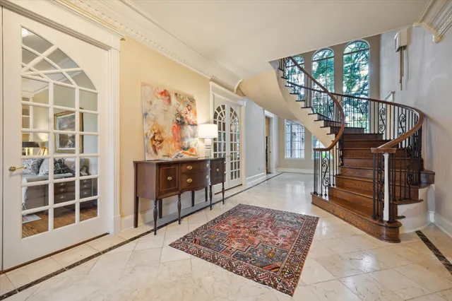 a view of entryway with a rug