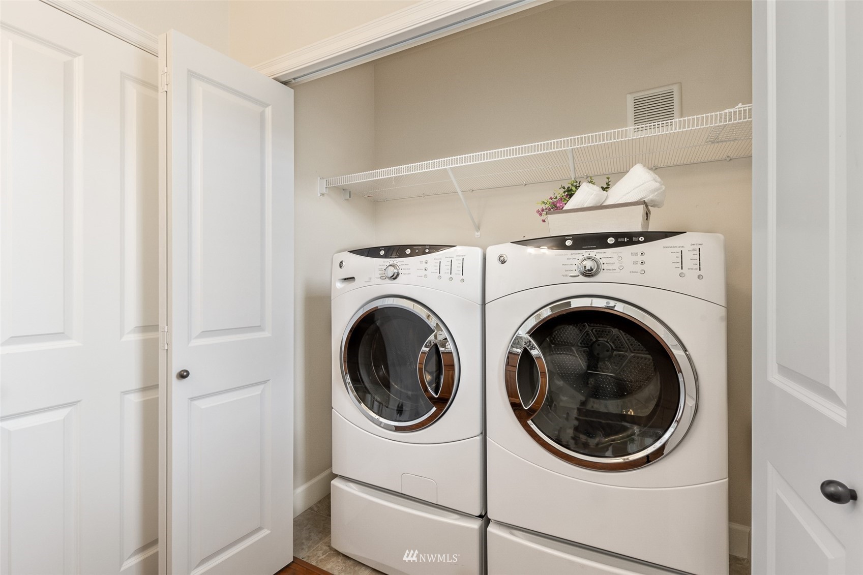320 Chelan Place Northeast, Unit H4 Renton, WA 98059 - Photo 23 of 25 a utility room with dryer and washer