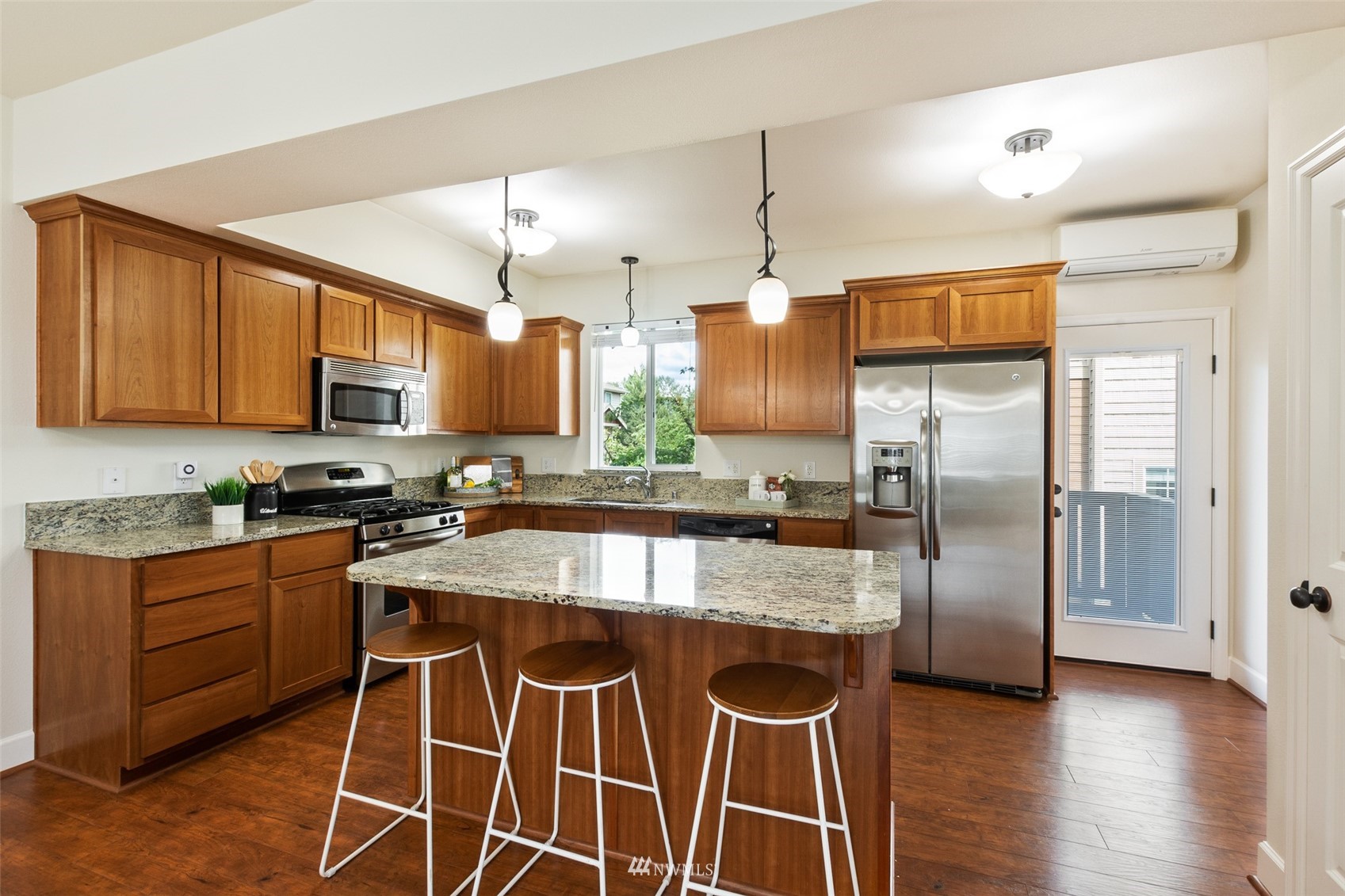 320 Chelan Place Northeast, Unit H4 Renton, WA 98059 - Photo 9 of 25 a kitchen with stainless steel appliances granite countertop a sink a stove and a refrigerator