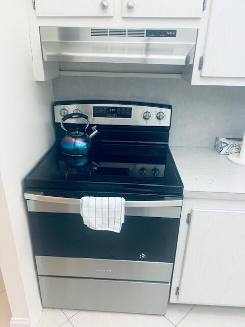 951 De Soto Road, Unit 233 Boca Raton, FL 33432 - Photo 13 of 41 a stove top oven sitting inside of a kitchen