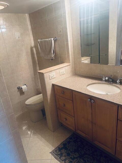 951 De Soto Road, Unit 233 Boca Raton, FL 33432 - Photo 19 of 41 a spacious bathroom with a double vanity sink a toilet and a mirror
