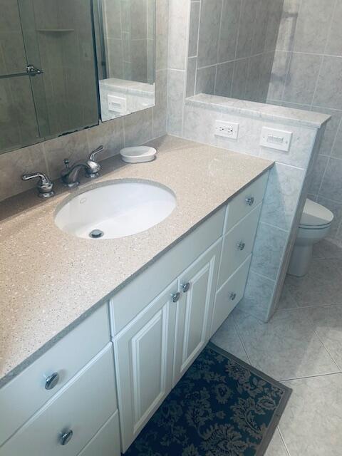 951 De Soto Road, Unit 233 Boca Raton, FL 33432 - Photo 27 of 41 a bathroom with a sink and a mirror