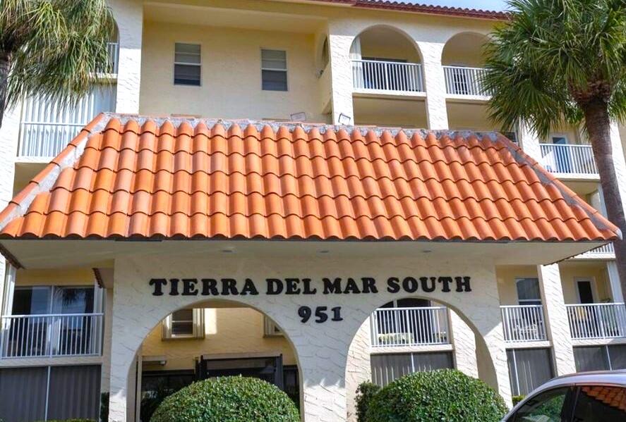951 De Soto Road, Unit 233 Boca Raton, FL 33432 - Photo 40 of 41 a front view of a house with a yard