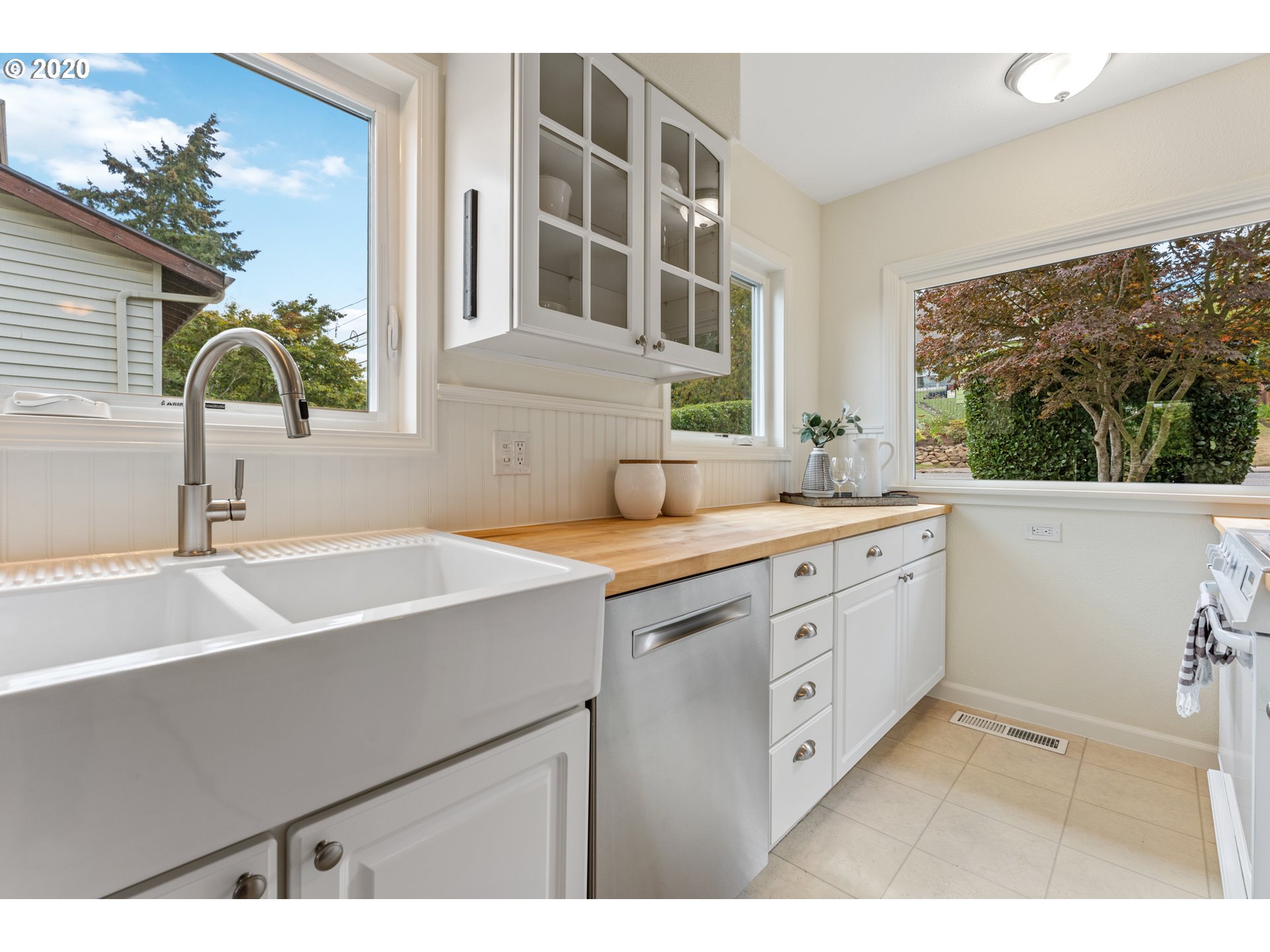 1611 Southwest Freeman Street Portland, OR 97219 - Photo 4 of 32 Gallery Image 4