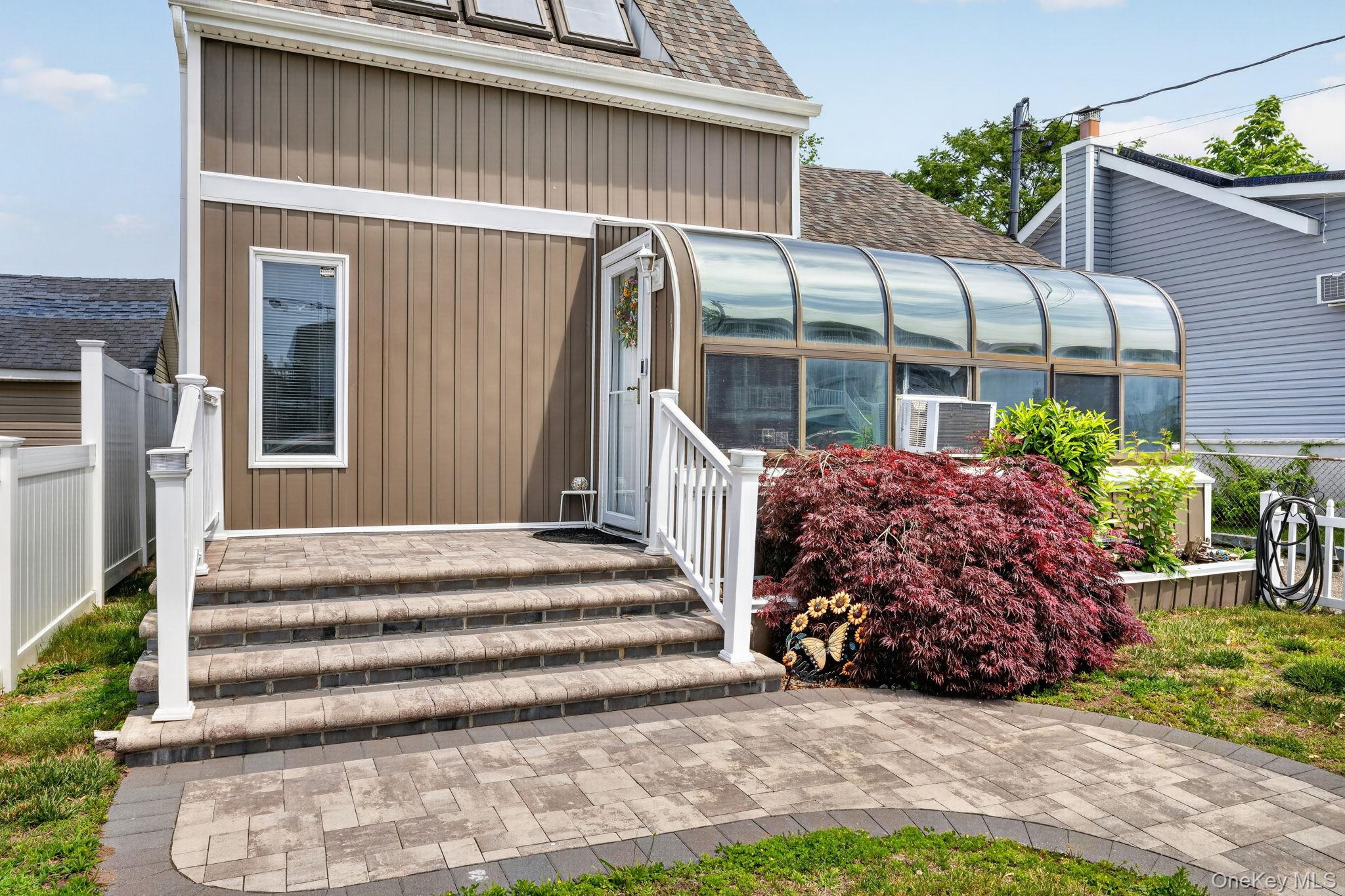 228 West Clearwater Road Lindenhurst, NY 11757 - Photo 3 of 34