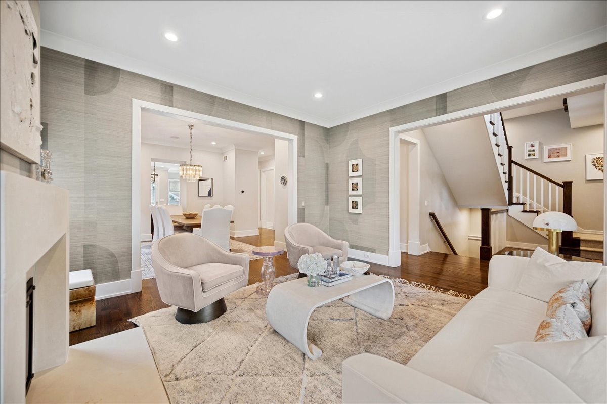 1004 Oak Street Winnetka, IL 60093 - Photo 9 of 51 a living room with furniture