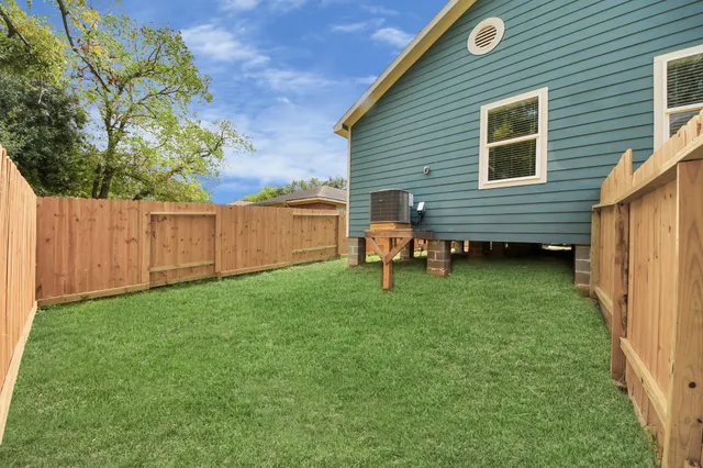 $1,700 | 1314 West Willis Street, Unit A, Alvin, TX 77511