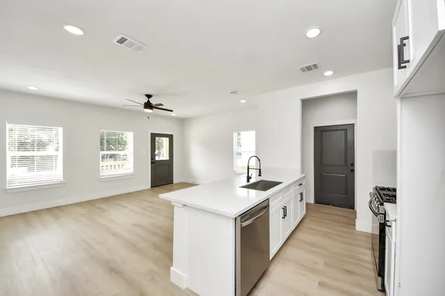 $1,700 | 1314 West Willis Street, Unit A, Alvin, TX 77511