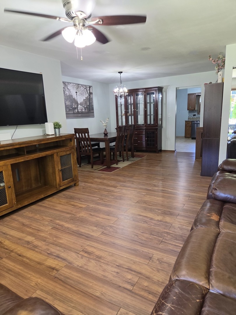 1907 West Golf Road, Unit 1B Mount Prospect, IL 60056 - Photo 4 of 23