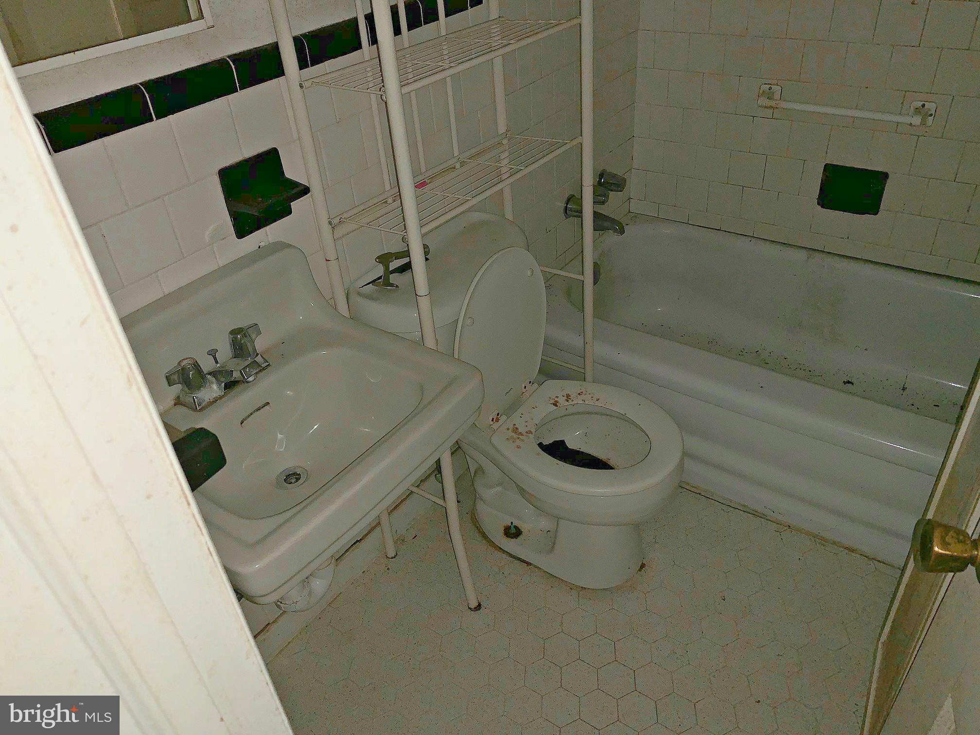 8999 Wellington Road Manassas, VA 20109 - Photo 10 of 20 Bath View 1