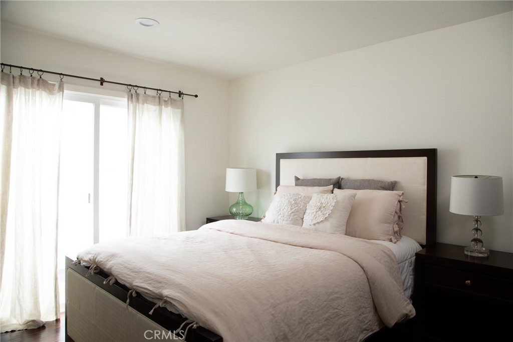 201 21st Place, Unit 2 Manhattan Beach, CA 90266 - Photo 17 of 25 a bedroom with a bed and a night stand