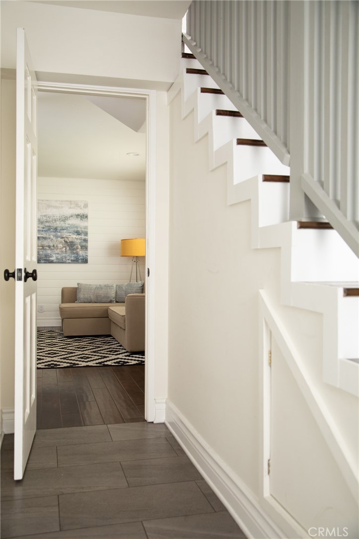 201 21st Place, Unit 2 Manhattan Beach, CA 90266 - Photo 21 of 25 a view of entryway and kitchen