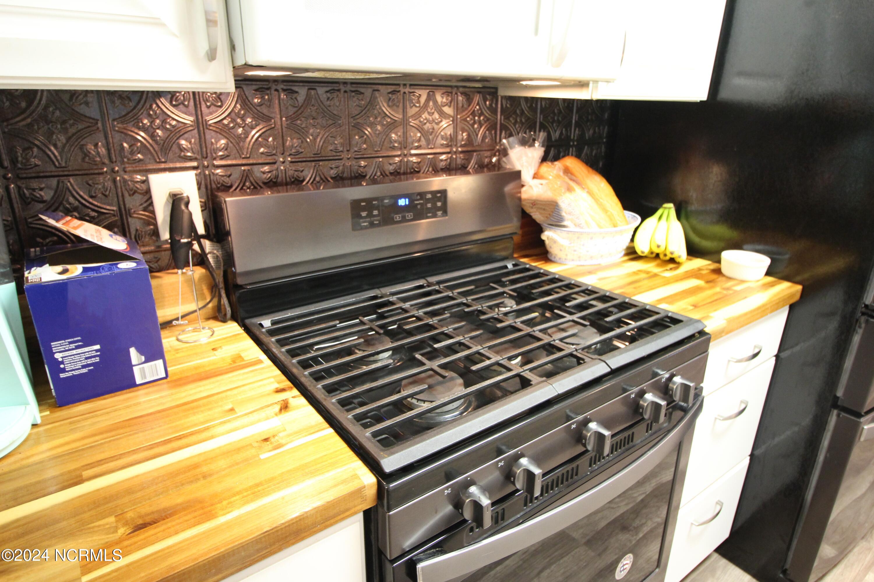100 Cliff Ridge Road New Bern, NC 28560 - Photo 20 of 51 Propane gas stove