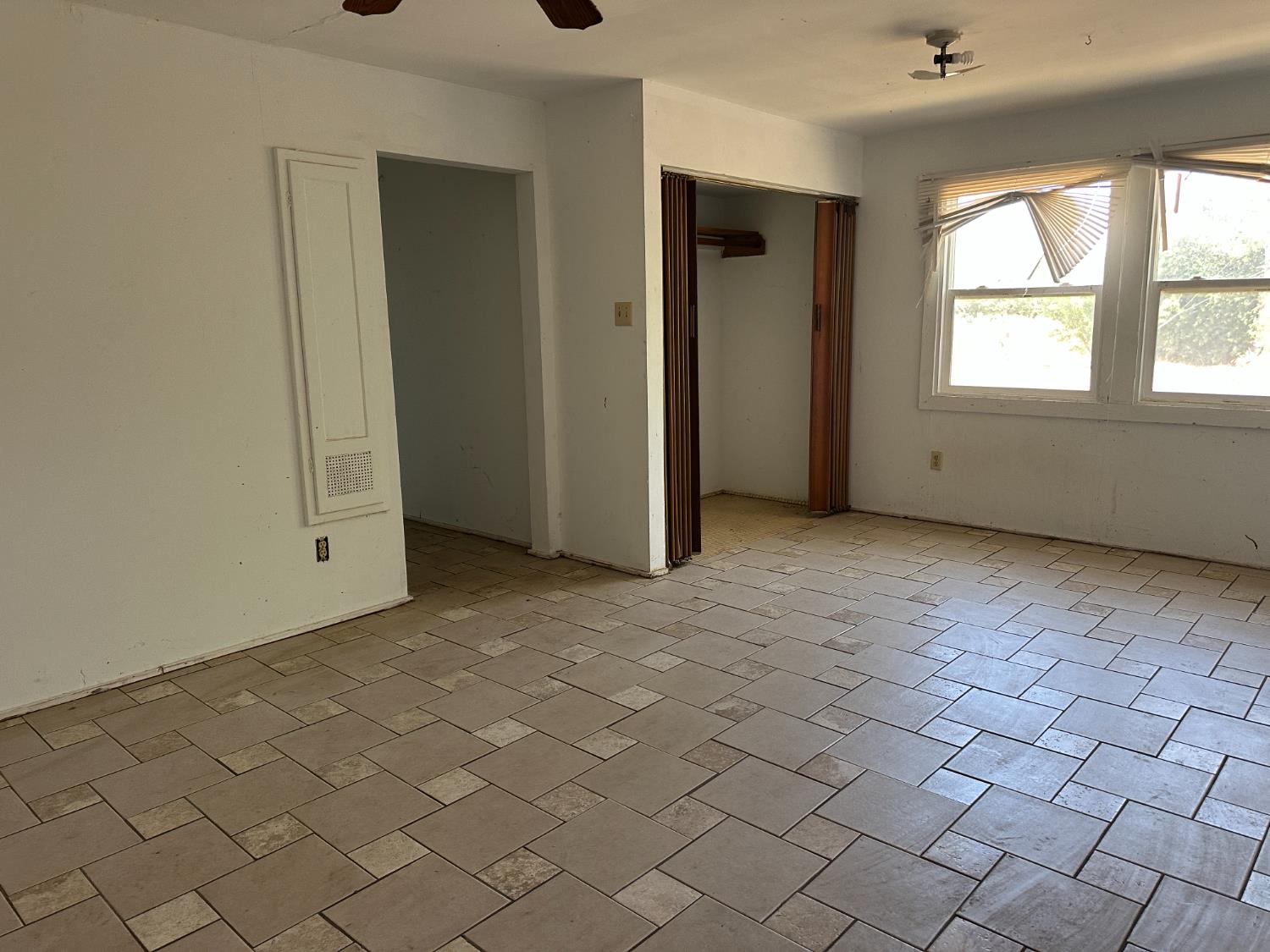 19637 East American Avenue Reedley, CA 93654 - Photo 17 of 40 an empty room with windows