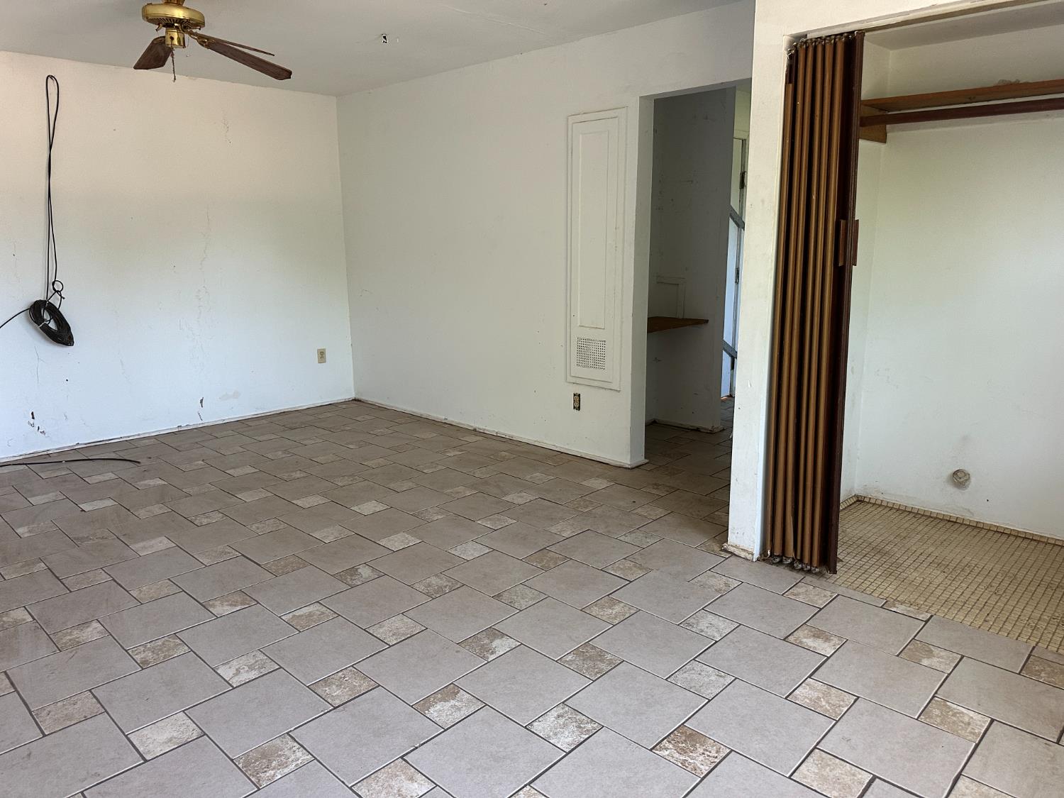 19637 East American Avenue Reedley, CA 93654 - Photo 18 of 40 an empty room with a mirror