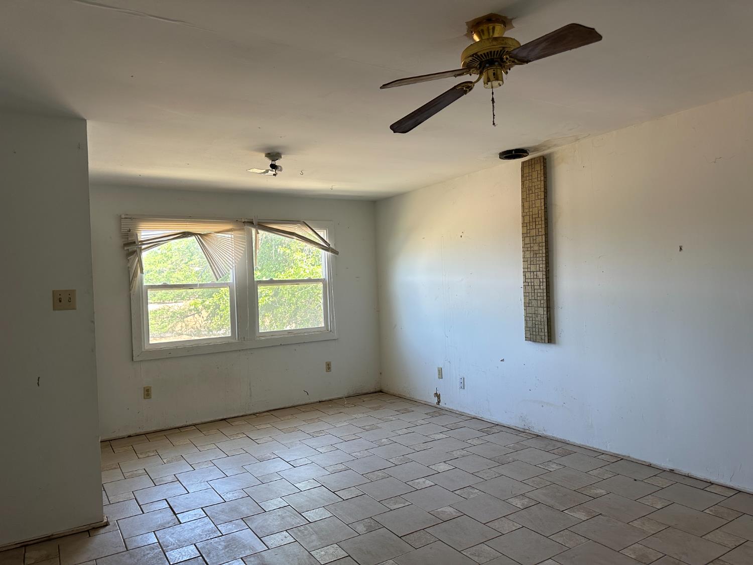 19637 East American Avenue Reedley, CA 93654 - Photo 20 of 40 a view of an empty room with a window