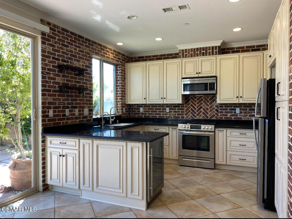 6770 Bountiful Lane Moorpark, CA 93021 - Photo 6 of 17