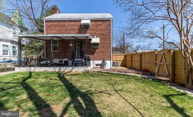 a view of a house with backyard