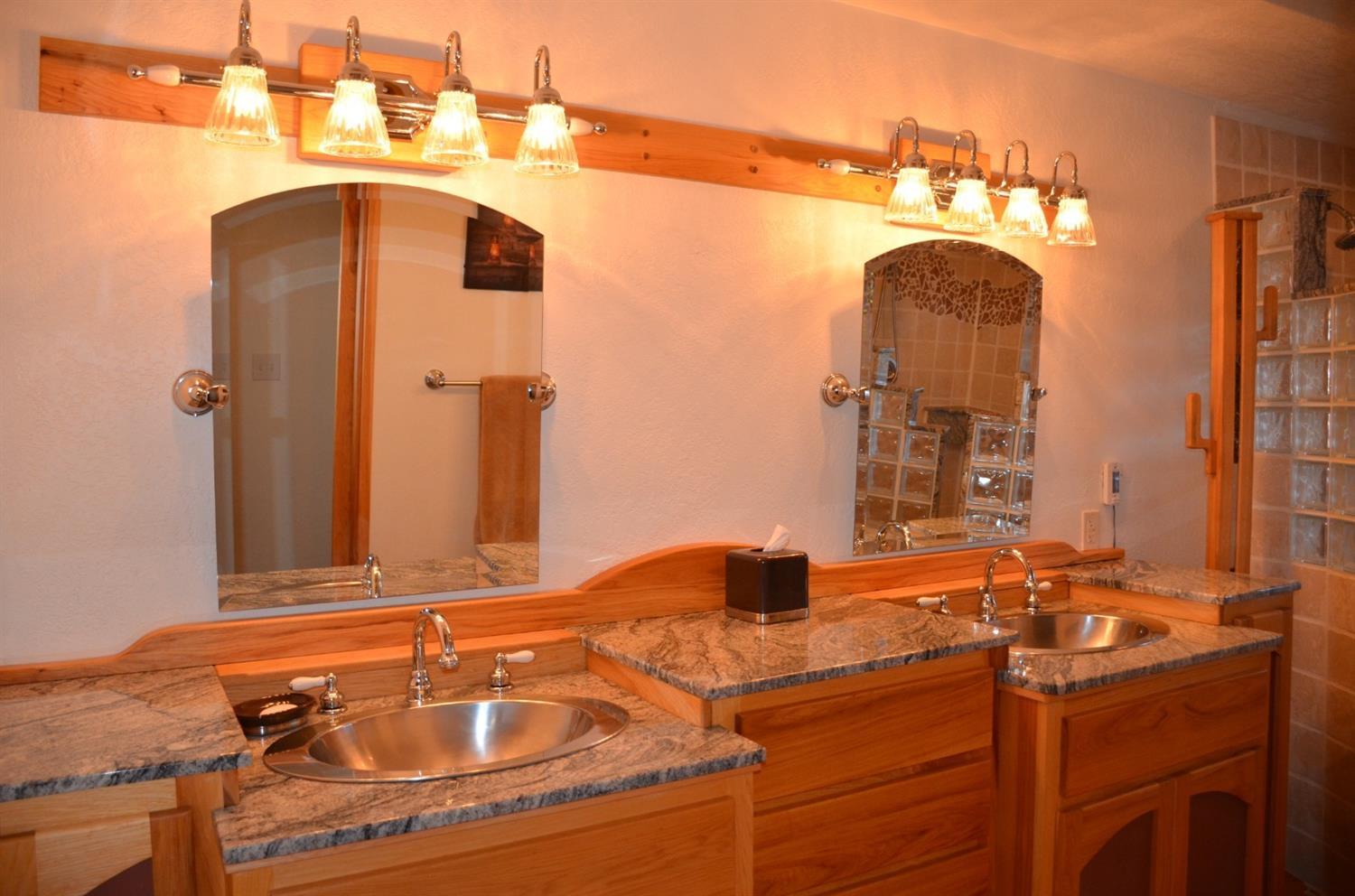 2211 Kincaid Road Williams, OR 97544 - Photo 13 of 35 MASTER BATH