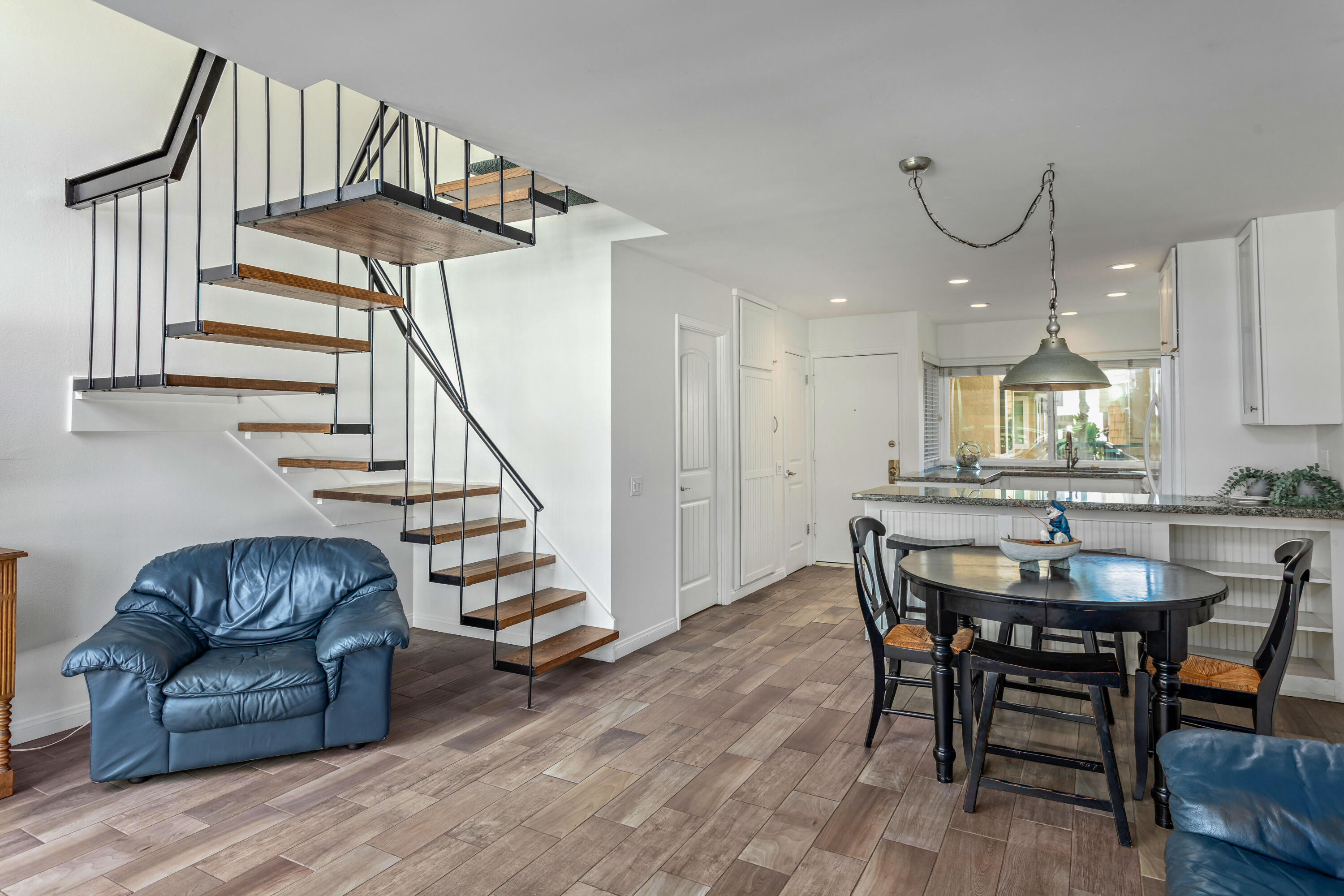 4700 Sandyland Road, Unit 54 Carpinteria, CA 93013 - Photo 7 of 26 Living/Dining