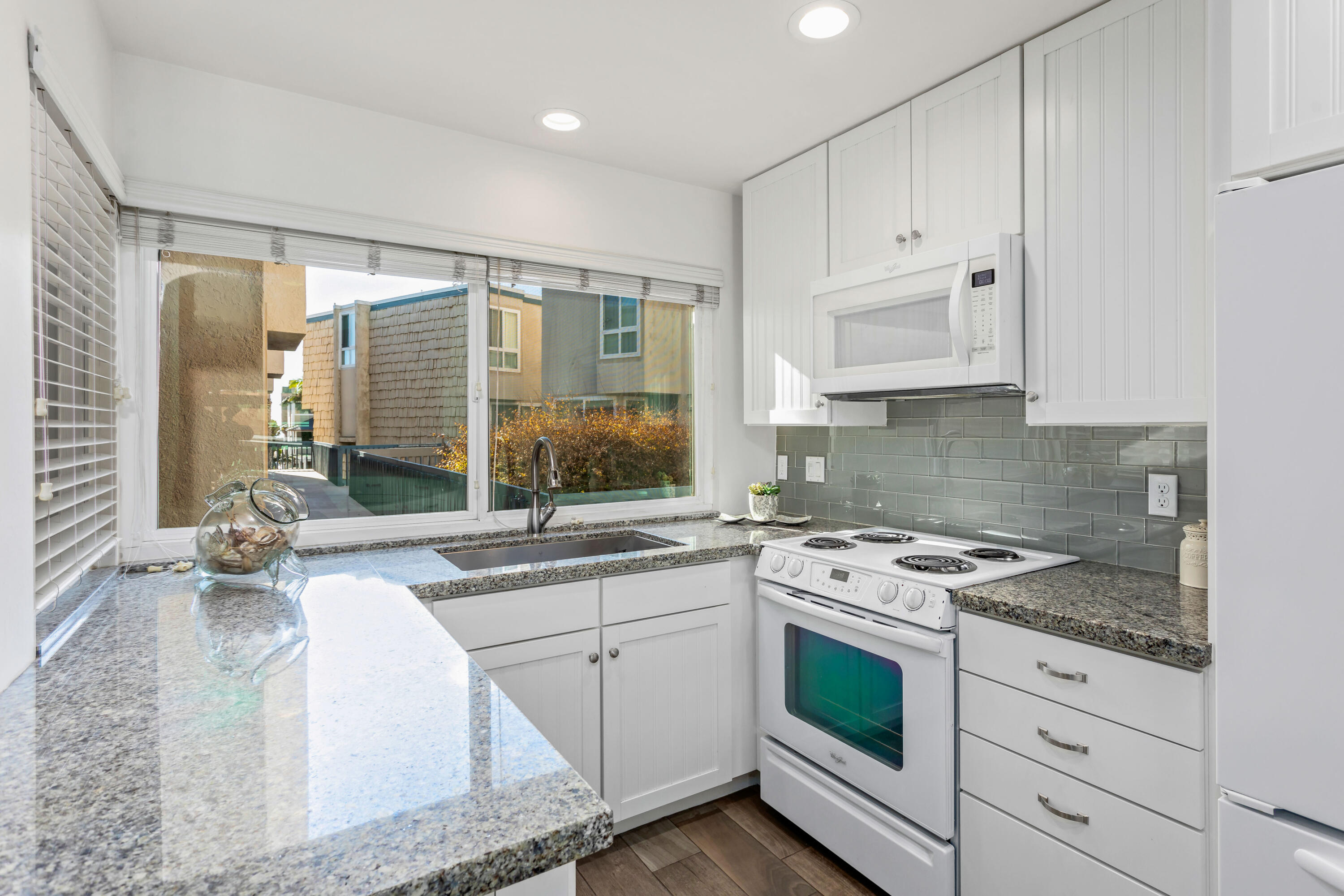 4700 Sandyland Road, Unit 54 Carpinteria, CA 93013 - Photo 9 of 26 Kitchen