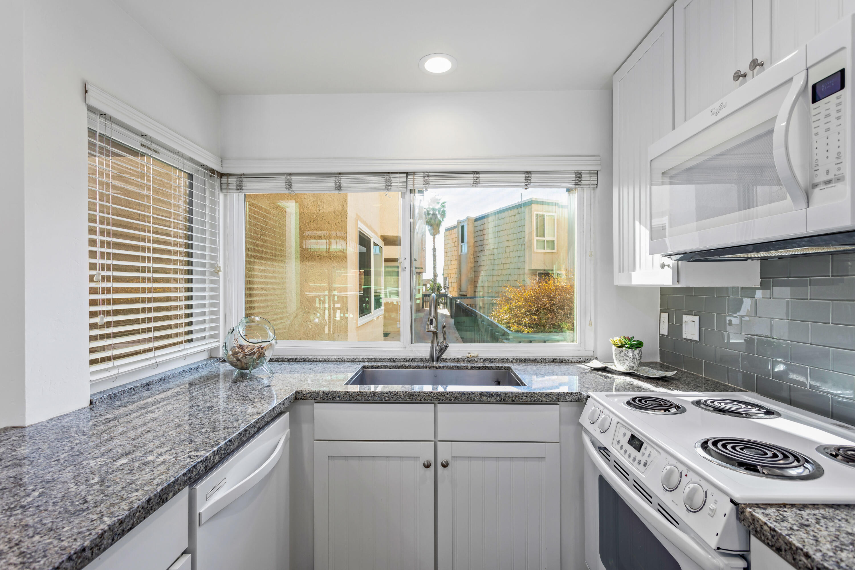 4700 Sandyland Road, Unit 54 Carpinteria, CA 93013 - Photo 10 of 26 Kitchen