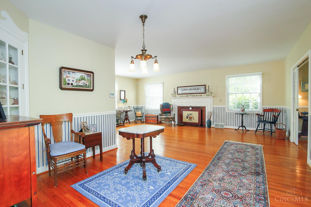 5104 Bonham Road Oxford, OH 45056 - Photo 3 of 39 Gleaming hardwood floors throughout. Spacious Living and dining areas w/ corner built-ins.