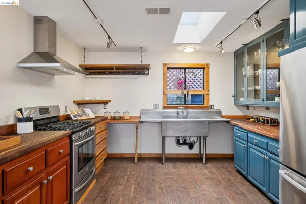 $699,000 | 3710 West Street, Oakland, CA 94609