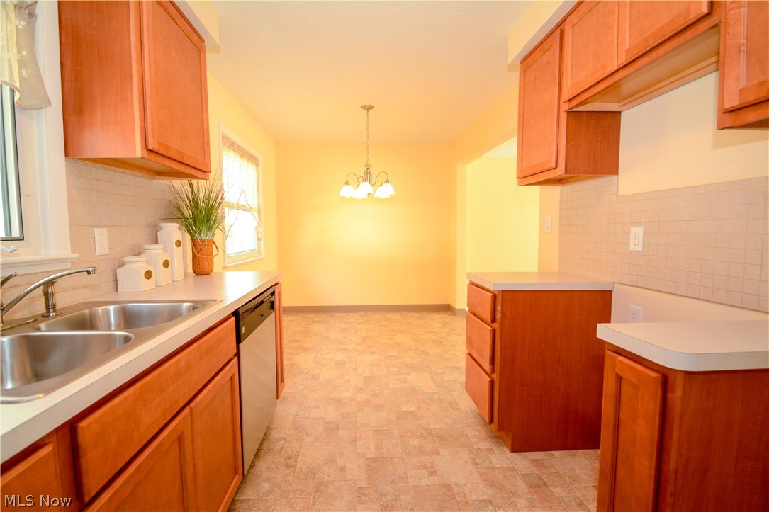 799 Glenhurst Road Willowick, OH 44095 - Photo 8 of 35