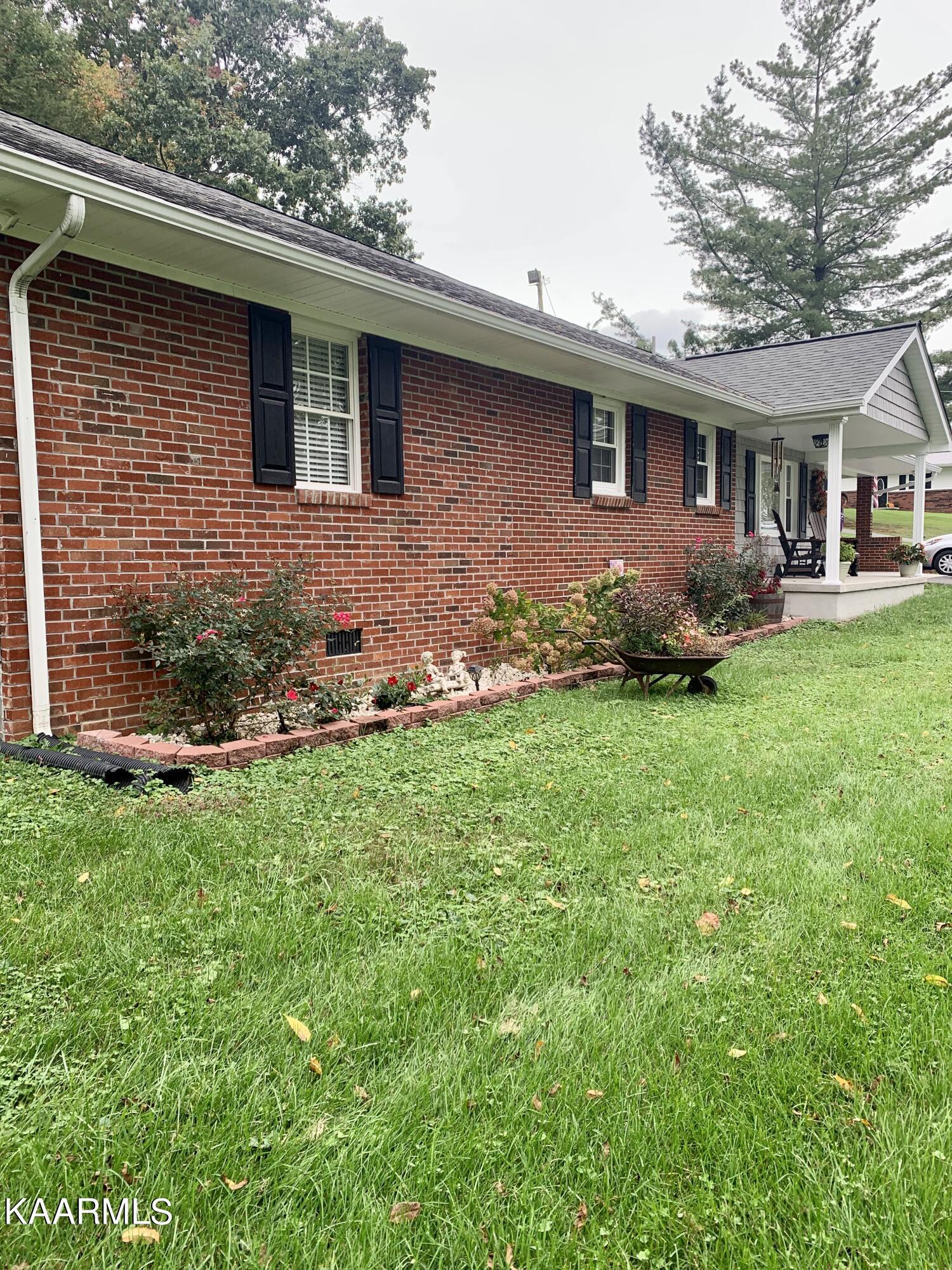 403 Russell Road South New Tazewell, TN 37825 - Photo 6 of 39 7EA32E9F-EEF4-4C73-99C9-C30DA2C6AADC