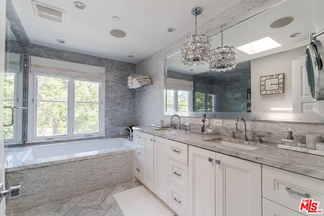 356 East Rustic Road Santa Monica, CA 90402 - Photo 16 of 28 Gallery Image 16