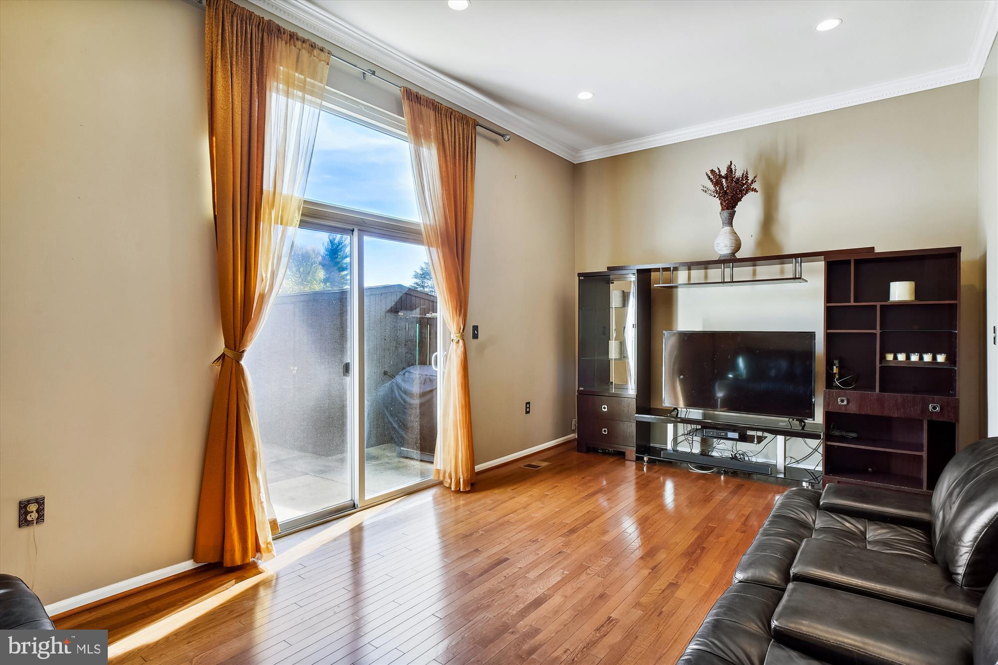17735 Buehler Road, Unit 19 Olney, MD 20832 - Photo 16 of 52 LR - abundant natural light