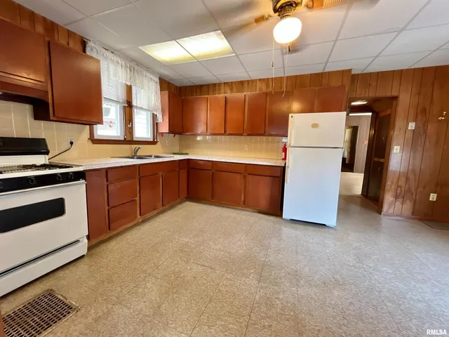 $99,000 | 633 4th Avenue South, Clinton, IA 52732