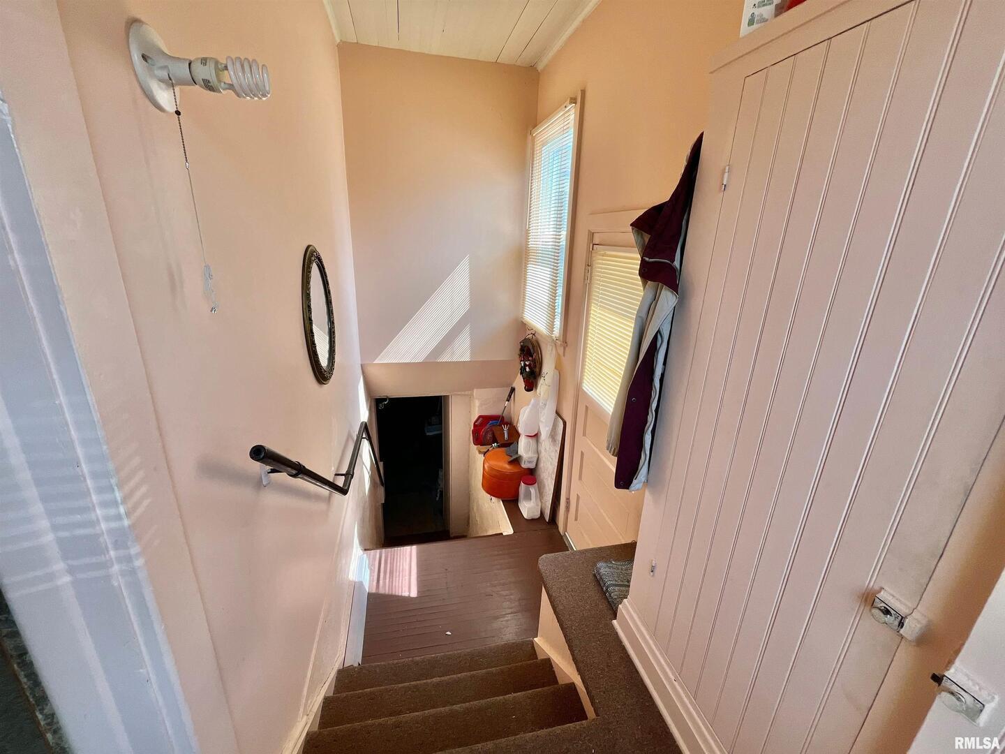 633 4th Avenue South Clinton, IA 52732 - Photo 16 of 34 a view of entryway