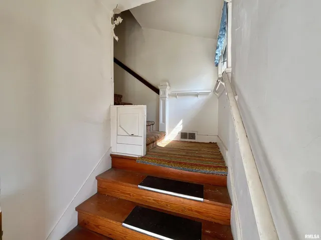 $99,000 | 633 4th Avenue South, Clinton, IA 52732