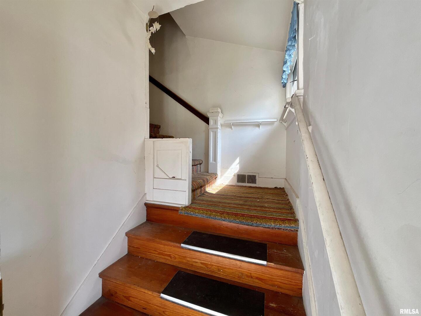 633 4th Avenue South Clinton, IA 52732 - Photo 19 of 34 a view of entryway