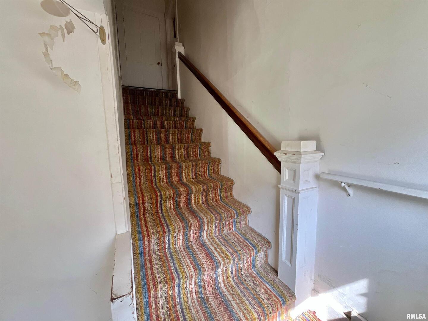 633 4th Avenue South Clinton, IA 52732 - Photo 20 of 34 a view of entryway