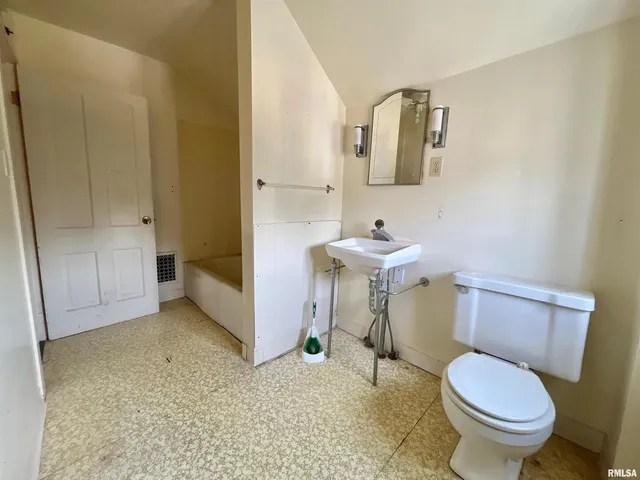 $99,000 | 633 4th Avenue South, Clinton, IA 52732