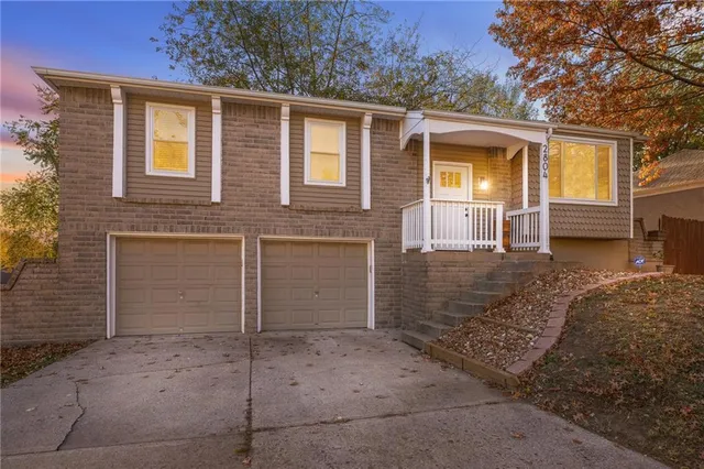 $260,000 | 2804 Northwest Kingsridge Drive, Blue Springs, MO 64015