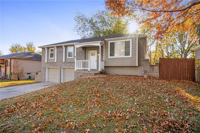 $260,000 | 2804 Northwest Kingsridge Drive, Blue Springs, MO 64015