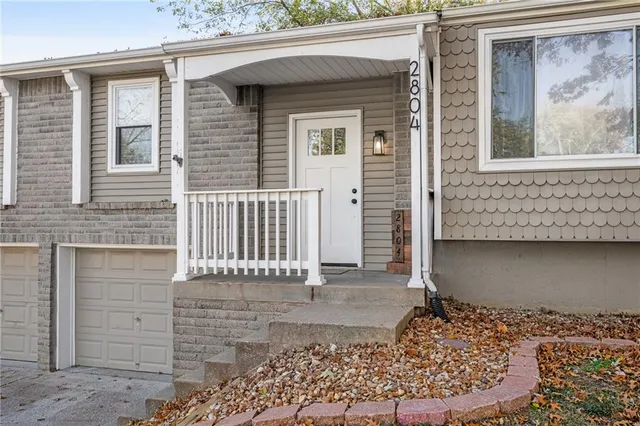 $260,000 | 2804 Northwest Kingsridge Drive, Blue Springs, MO 64015